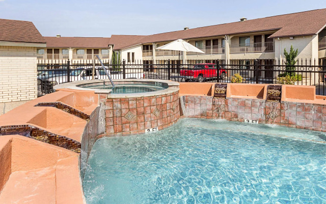 Quality Inn Near Lake Marble Falls