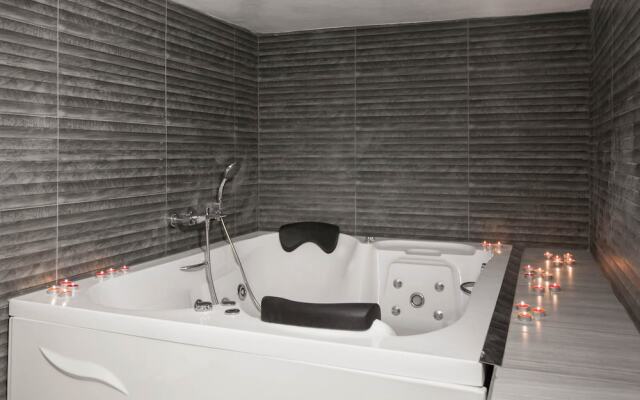 Studio with Hot Tub
