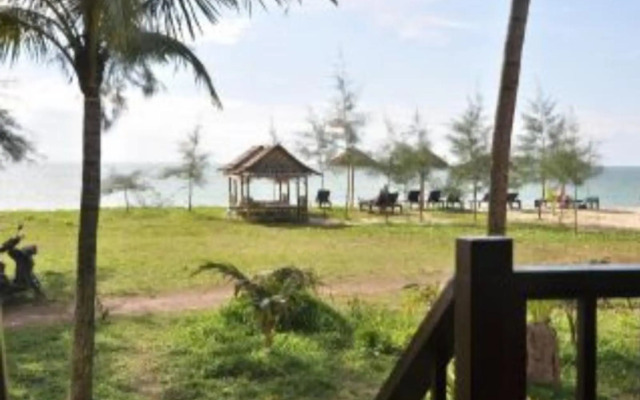 Pranee Beach Bungalows