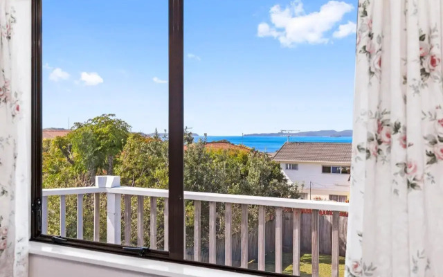 Snells Seaside Bach - Snells Beach Holiday Home