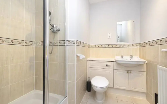 Modern Flat with Free Parking