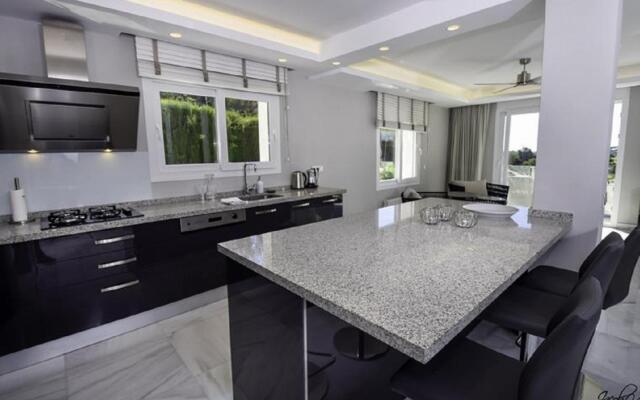 14177- Exquisite villa near beach! Heated pool*