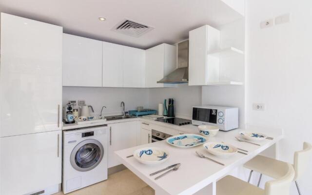 Seaview 1 BR with Beach & Pool access in Mangroovy
