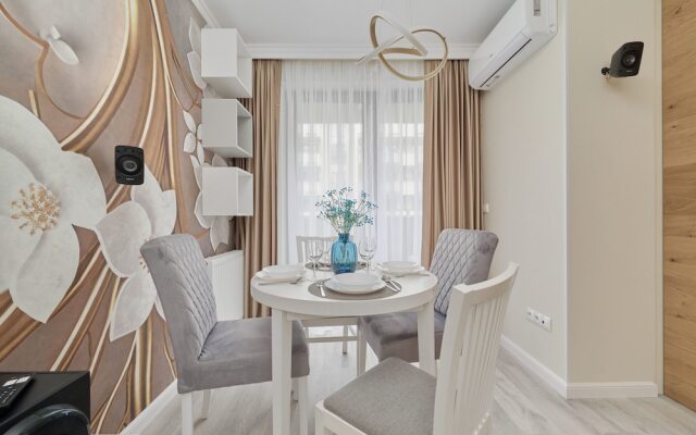 Floral Apartment Nyska by Renters