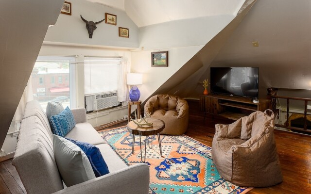 Center of Highlands! Spacious Bardstown loft!