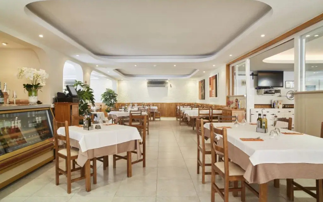 Invisa Aparthotel Casa Luis