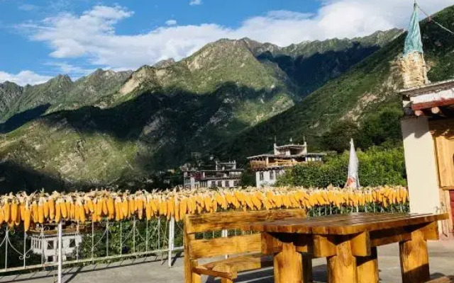 Danba yunshangzangjia Resdrt Hotel