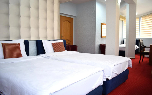 Hotel Aristocrat & Fish Restaurant