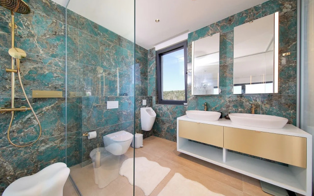 Luxury villa 360 - private heated pool