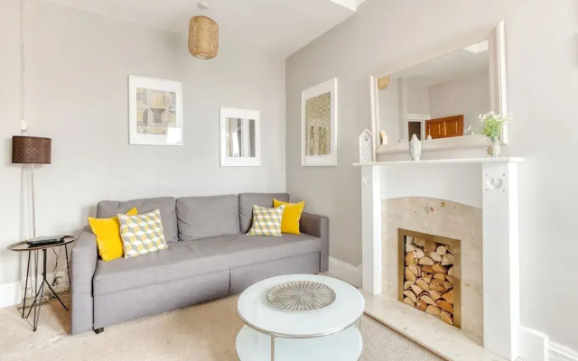 Bright One Bedroom West End Apartment