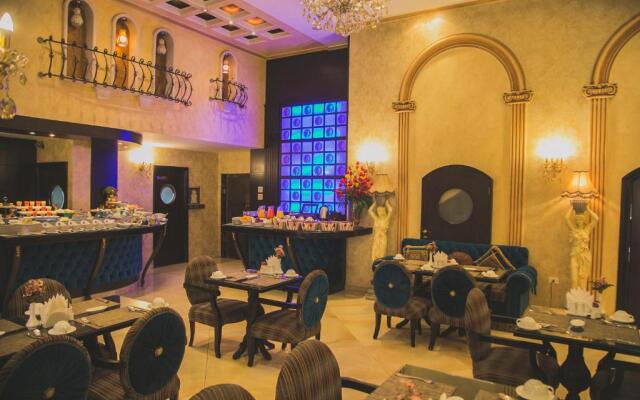 Queen's Suite Hotel