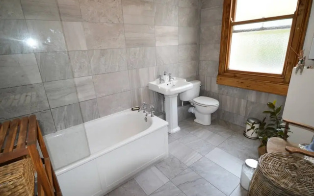 Beautiful Home in Bath with Garden