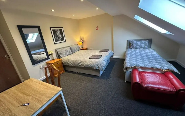 Luton Town House Near Airport
