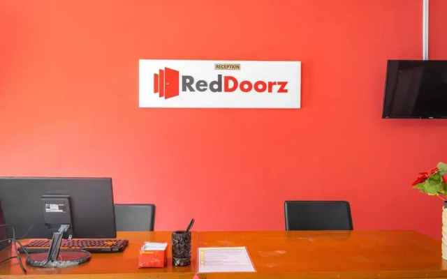 RedDoorz near Siloam Karawaci 3