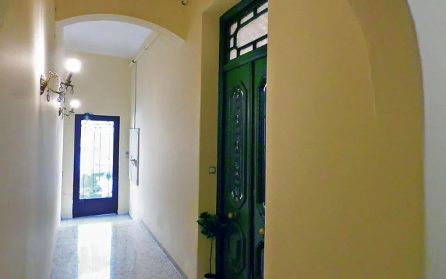 Neoclassical House with Unique Athenian Yard (nearby metro station)