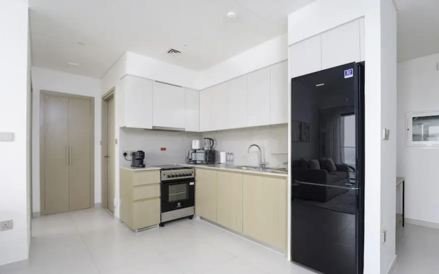 Sleek 1BR in Burj Royale with Canal View