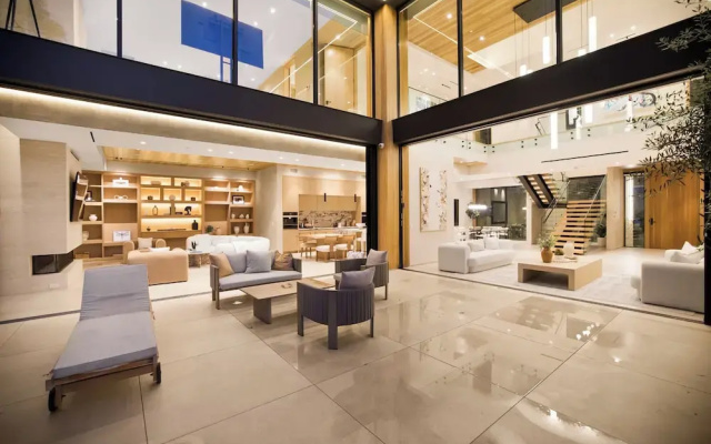 Hutton Villa - 5-bedroom Retreat in Iconic Beverly Hills Oasis
