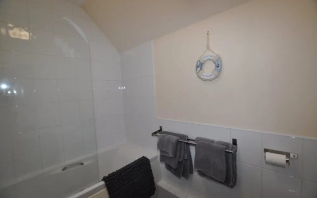 6 Varis Apartments