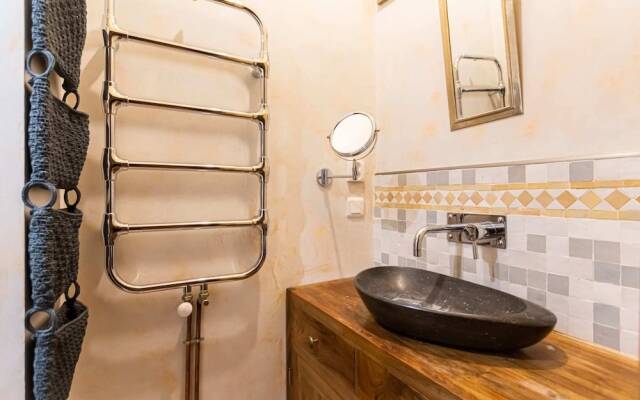 Retro apartment with garden by GuestReady
