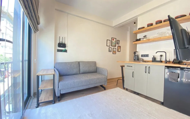 Cozy Flat W French Balcony 5 Min To Istiklal Ave