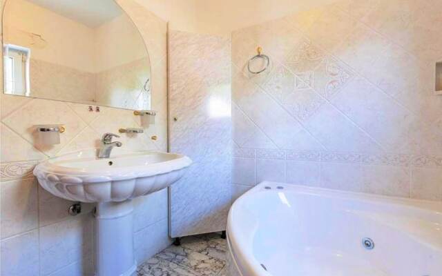 Apt w Jacuzzi, Balcony & sea View, 3 min to Beach
