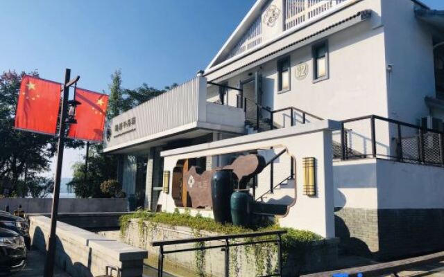 Seclusion Hotel (Qiandao Lake Central Lake Scenic Area)