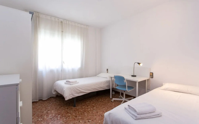 Spacious & Quiet 4 Bedroom Apartment