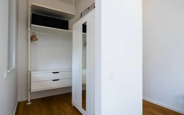 2 Bedroom Mauerpark-Apartment, Berlin Mitte View calendar