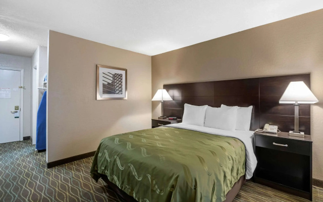 Quality Inn & Suites Des Moines - Merle Hay Road