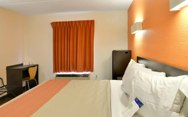 Motel 6 Toledo, OH