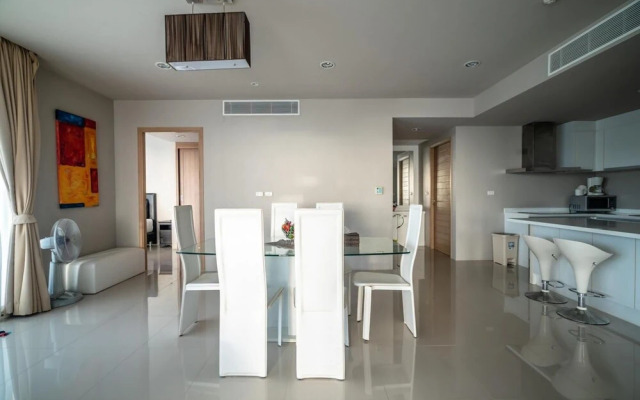 Spacious Apartment With Jacuzzi and Ocean View