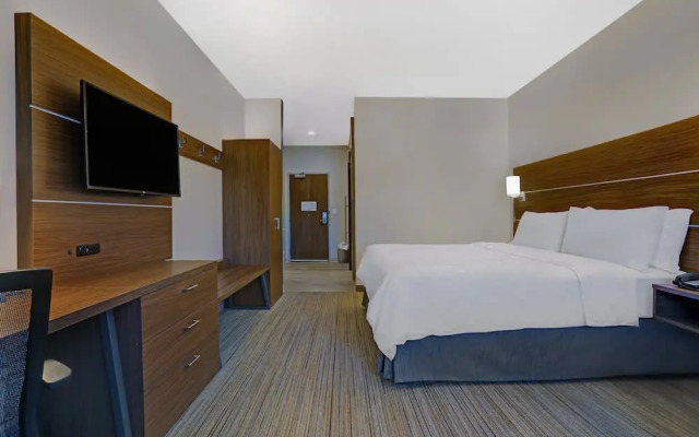 Holiday Inn Express & Suites Lenexa Overland Park Area