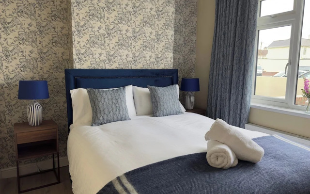 House Sleeps 10-garden-parking-nearbarryisland