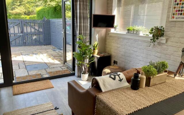 Stylish, central studio with kitchen & large deck