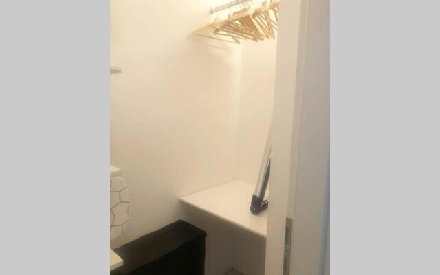 Gemütliche sanierte 1 Zimmer Wohnung mit privatem Parkplatz im Zentrum