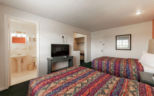 Captain's Table Hotel