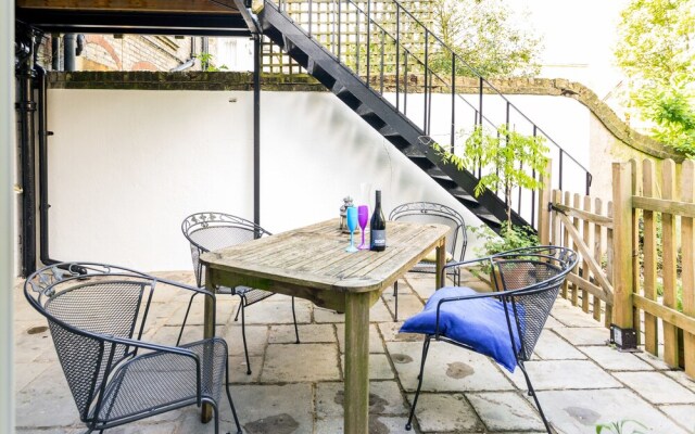 Beautiful 2-bedroom Flat in a Victorian House
