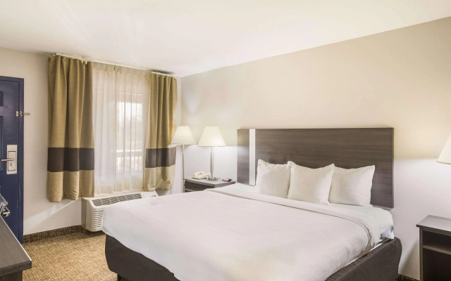 Clarion Pointe Forsyth I-75