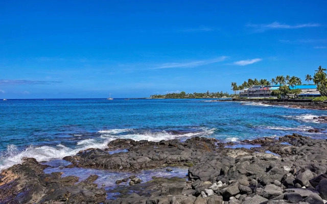 Kona Condo w/ View, Walk to Beach & Restaurants