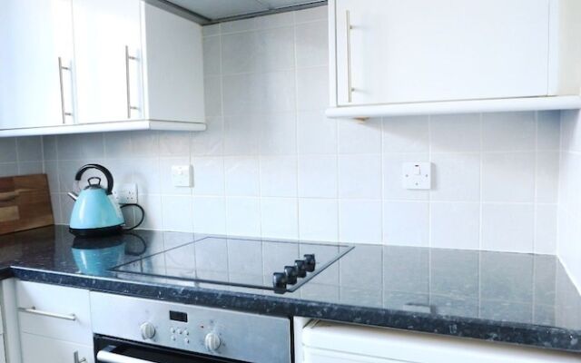 Newly Renovated 1 Bedroom Flat - Sleeps 4