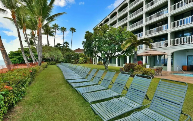 Lahaina Shores #425 Studio Bedroom Condo by RedAwning