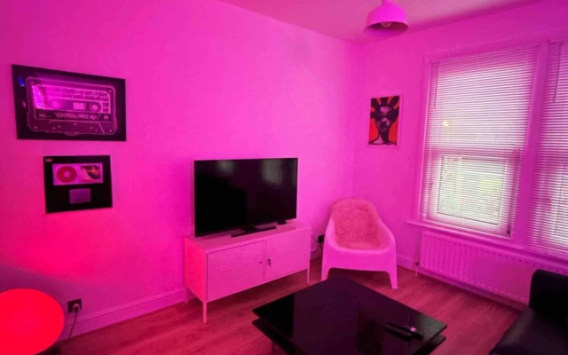 London Flat Next to Central Line Tube Station