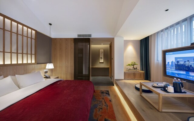Qianna Hotel (Zhengzhou Erqi Square David City)