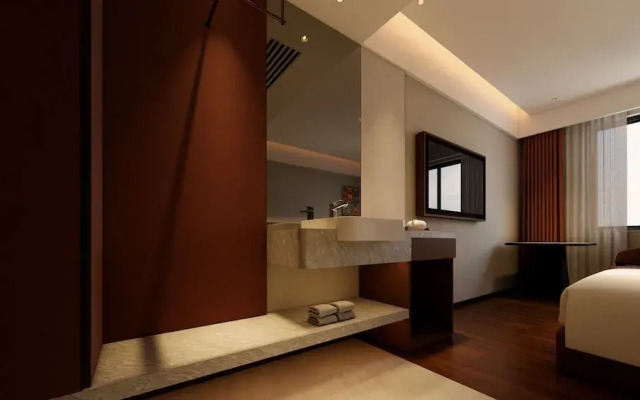 Red Wall Hotel