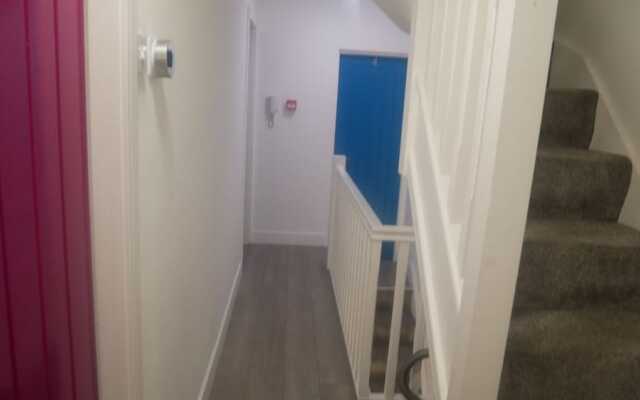 NEW Sleek 6BD Kensington Home Close to City