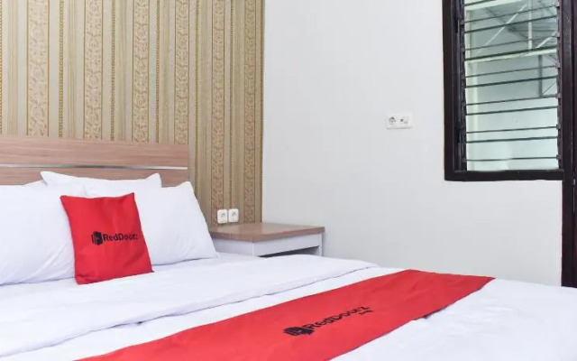 RedDoorz Plus near Malang Town Square