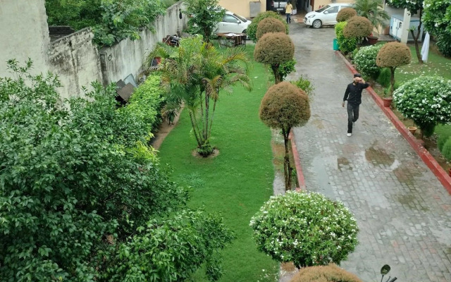 Oyo 92004 Rajeev Pg Guest House