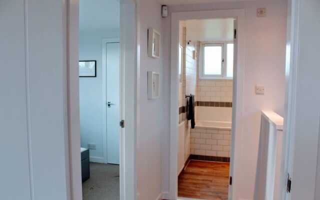 Beautiful Home With Castle Views and Garden and Parking