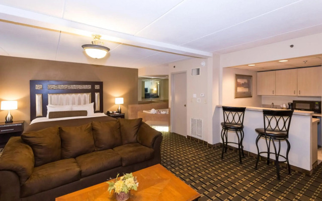 Ramada Hotel & Conference Center by Wyndham Plymouth