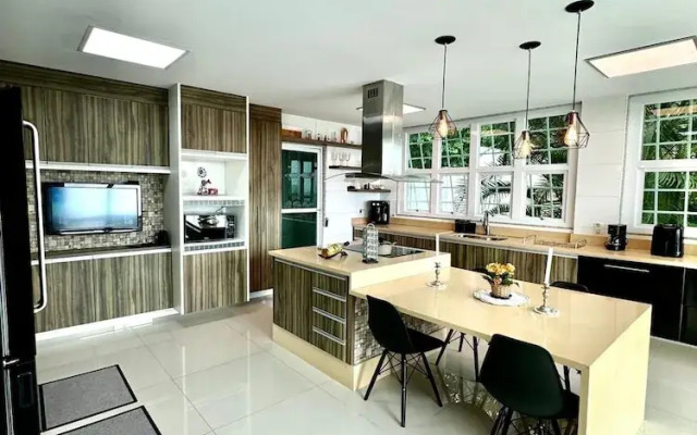 Leonardi's Sunset House